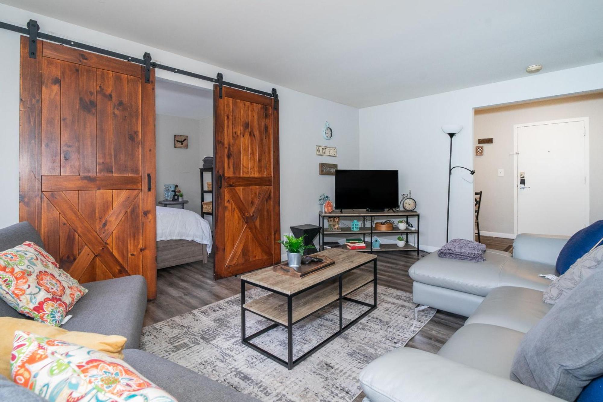 Welcoming Barn, 2 Bedroom & 1 Bath & Parking Атланта Экстерьер фото